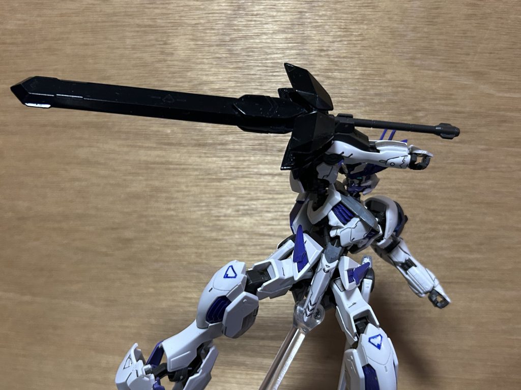 腕部にはウェポンラックがあるのでメイスを取り付けてトンファーにすることが可能