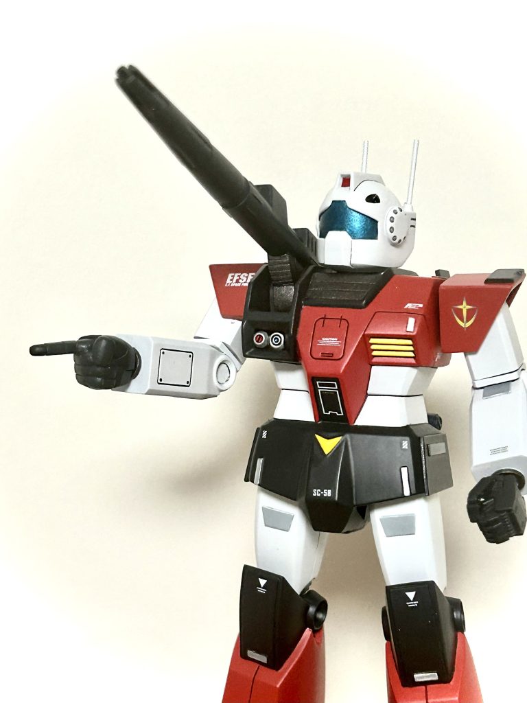 付属のハンドパーツを改造して箱絵のポーズを再現しました。人差し指はプラ棒から削り出ししました。