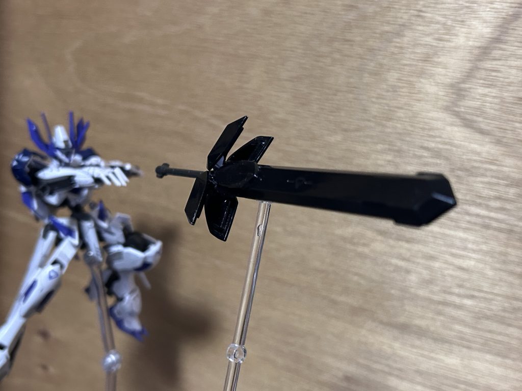 ブースターソードメイスは名の通り敵機に向かって飛ばすことができます。左右のウィングでバランスをとり相手を貫きます追尾機能付き