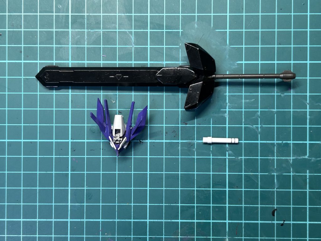 武装は以下の通りです・ブースターソードメイス・頭部ガトリングバルカン・ビームダガー