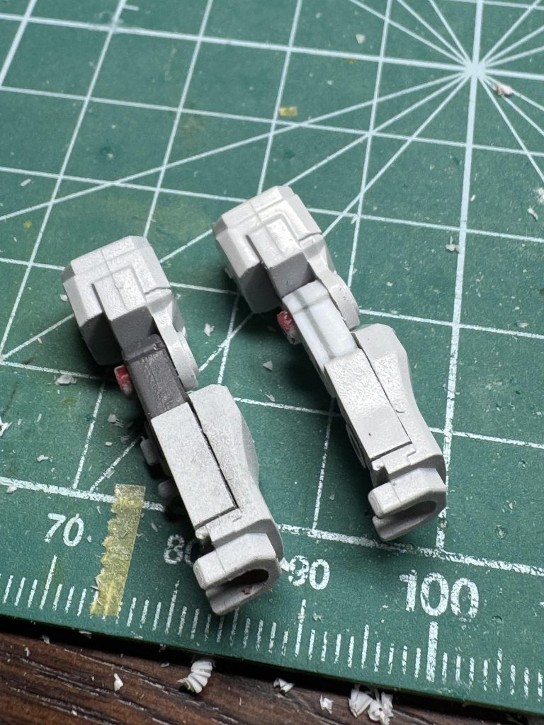 途中で片方の肘関節パーツをなくしてしまった為、急遽プラ板から自作しました。