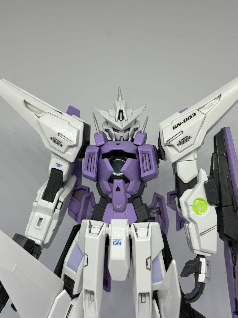 正面。イケメンフェイスです。設定カラーは、これまでの機体と統一しています。缶スプレー塗装で仕上げました。