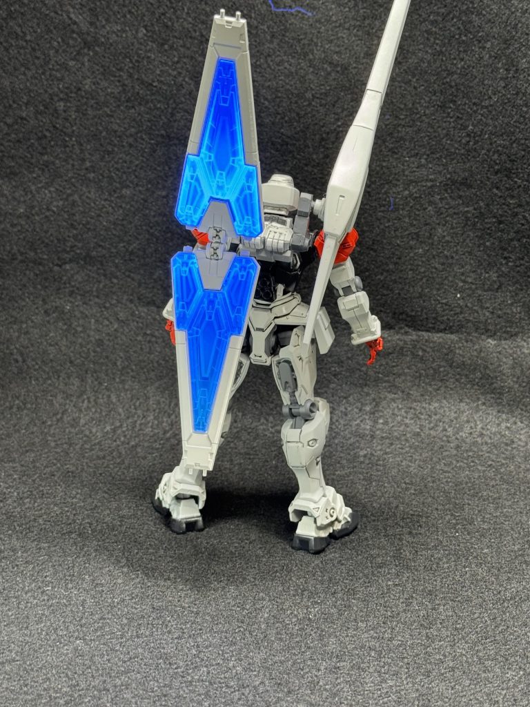 クリアパーツに蛍光塗料を吹いて発光再現しました。