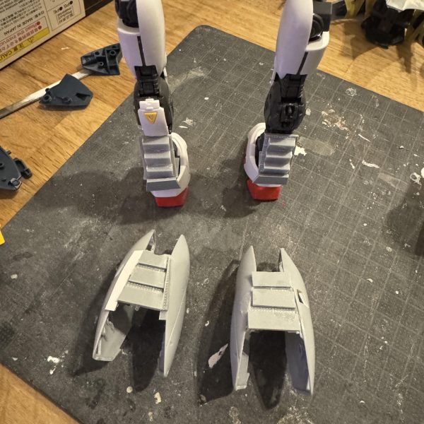 MG F91とビギナギナをベースにスクラッチしました。上半身はビギナギナ、下半身がF91という感じです。マントなどはフルスクラッチしてます。（3枚目）
