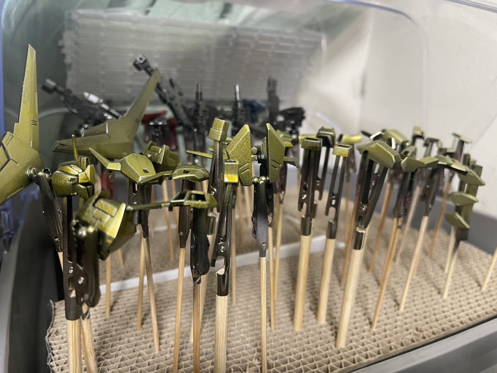 今回から乾燥機を導入しました。デカイことを除けば便利です。水性ホビーカラーだと乾燥遅いのがネックですが、それが解消されるのがデカイですね。