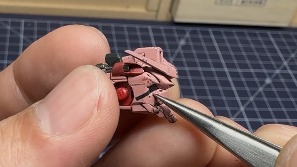 メインカメラ下のセンサーは塗り分けが難しそうだったので､プラチップを極細に切って塗装後に貼り付けていきました。また､両肩にだけ航行灯が付いている事に違和感を覚えたので両足甲にもプラチップで航行灯を追加していきました。