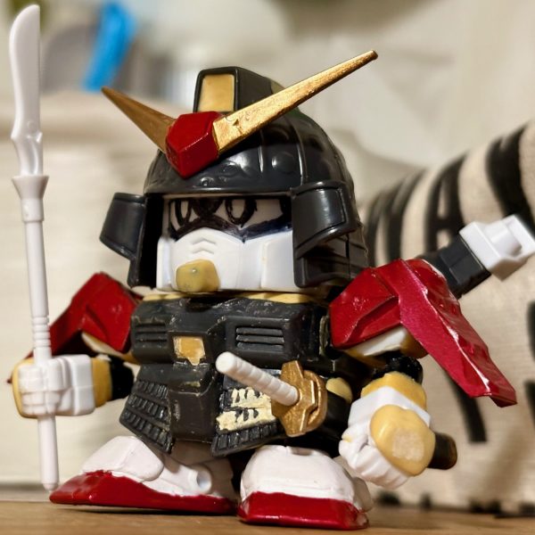 リックドムの改造案がなかなかまとまらず、スランプ気味の小生だが最近は男塾のおかげでSDガンダム熱が再燃🔥我が家のマウンテンサイクルから発掘された予備の農丸頑駄無をサルベージした。数年前にボールジョイントを仕込んでからそのまま放置していたらしく、あちこち傷だらけだったのでヤスリがけをした後にパテで補修した(gundam-kao5)目つきは伊達臣人みたいな鋭い感じに(zaku-kao3)心なしかこのプロポーションが懐かしくもあり、安心感を感じるな…。（2枚目）