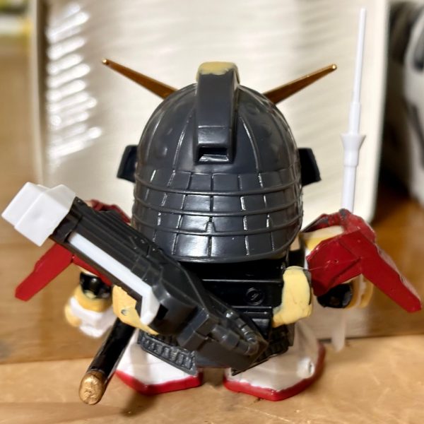 リックドムの改造案がなかなかまとまらず、スランプ気味の小生だが最近は男塾のおかげでSDガンダム熱が再燃🔥我が家のマウンテンサイクルから発掘された予備の農丸頑駄無をサルベージした。数年前にボールジョイントを仕込んでからそのまま放置していたらしく、あちこち傷だらけだったのでヤスリがけをした後にパテで補修した(gundam-kao5)目つきは伊達臣人みたいな鋭い感じに(zaku-kao3)心なしかこのプロポーションが懐かしくもあり、安心感を感じるな…。（3枚目）