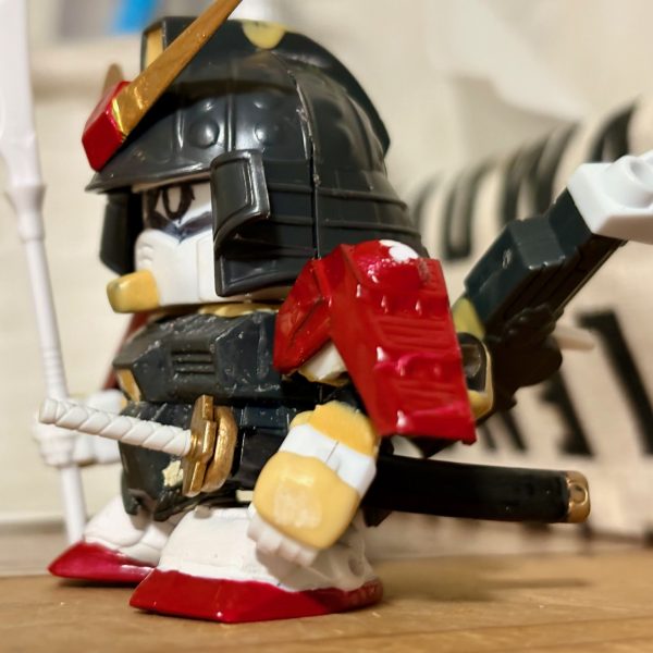 リックドムの改造案がなかなかまとまらず、スランプ気味の小生だが最近は男塾のおかげでSDガンダム熱が再燃🔥我が家のマウンテンサイクルから発掘された予備の農丸頑駄無をサルベージした。数年前にボールジョイントを仕込んでからそのまま放置していたらしく、あちこち傷だらけだったのでヤスリがけをした後にパテで補修した(gundam-kao5)目つきは伊達臣人みたいな鋭い感じに(zaku-kao3)心なしかこのプロポーションが懐かしくもあり、安心感を感じるな…。（4枚目）