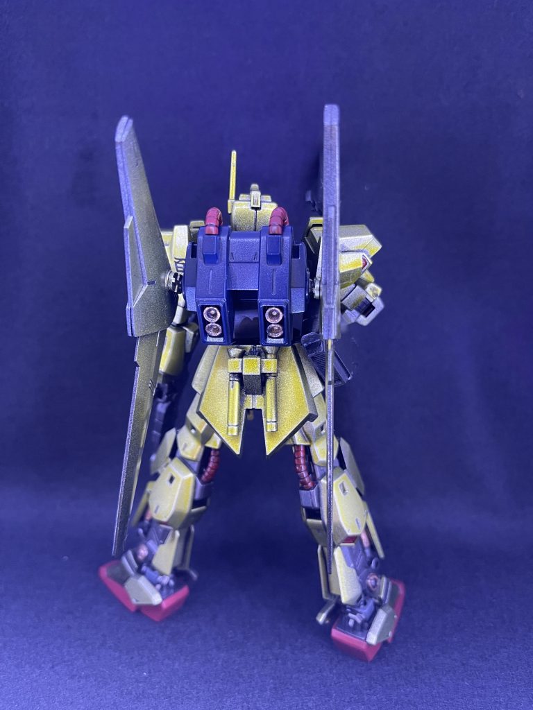 後ろ姿です。バーニアの塗り分けはエナメル塗料で筆塗りです。結構かっこいいと思ってます。