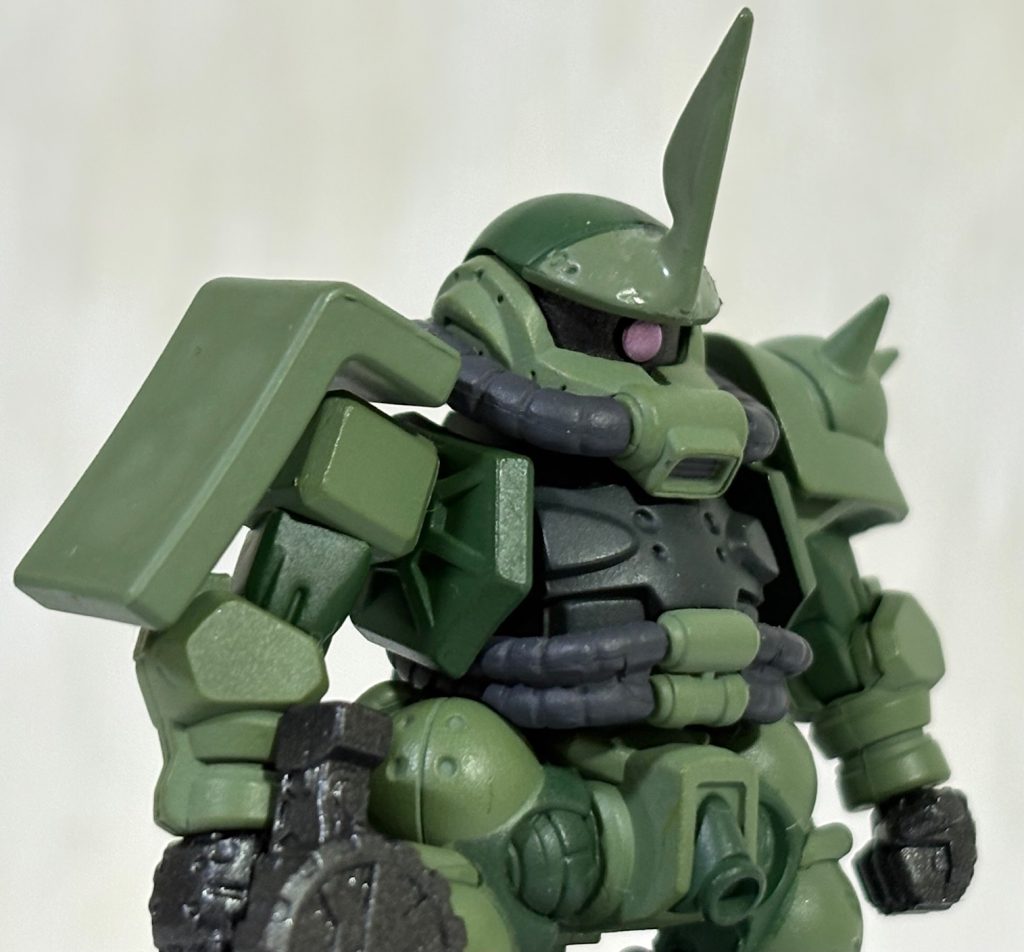 角自体はベストメカコレクションのシャアザクのものが余っていたので瞬間接着剤でくっ付けた後に色を塗った。ただそれだけなのだが、結構似合ってる(zaku-kao7)