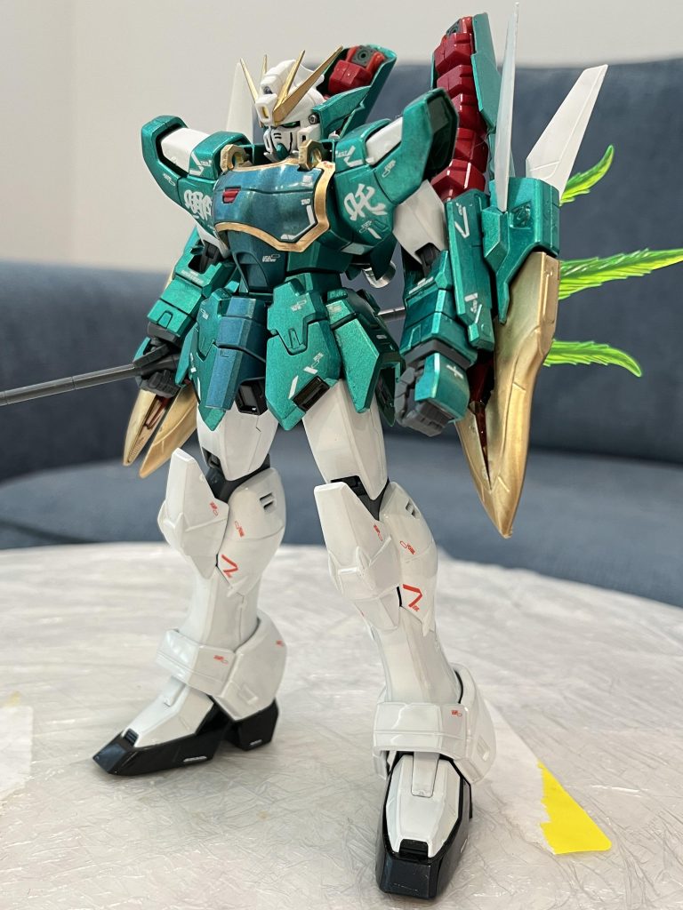 ビームトライデントを自然に持たせるのが難しかったですが、斜めから見たらかっこいいと思います。ナタクという漢字が小さいデカールを左肩に貼るより、自分の好みで大きな方を一つずつ各肩にしました。