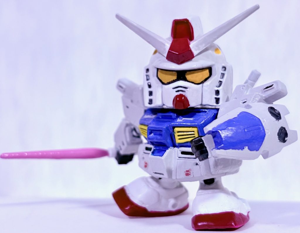 ビームサーベルを構えた状態。ボールジョイントのおかげで自由自在に動かせる(gundam-kao2)