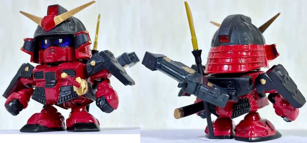 フロントビューとリアビュー。外見はまんま農丸だが、カラーリングはあずき色とレッド、つや消しブラック、ゴールドで塗装し、瞳を紫にした。兜と肩鎧にはHアイズを装飾として施している。