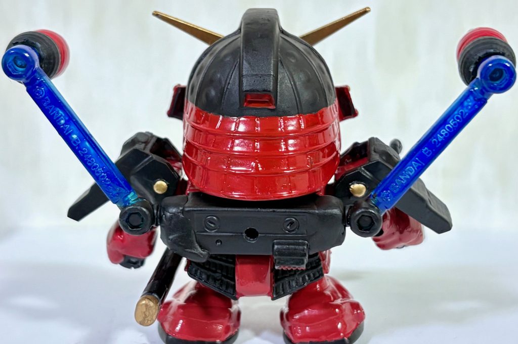 ビットは背中のバックパックのジョイントにくっつけられる。