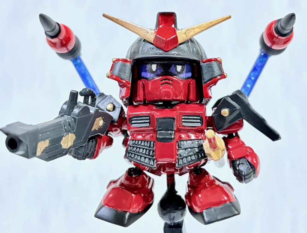 ビットを搭載した状態。武者頑駄無の「ひょうたんファンネル」をオマージュしてビットを作った。ちなみに股関節にはスタンドを付けられる穴を設けてある。