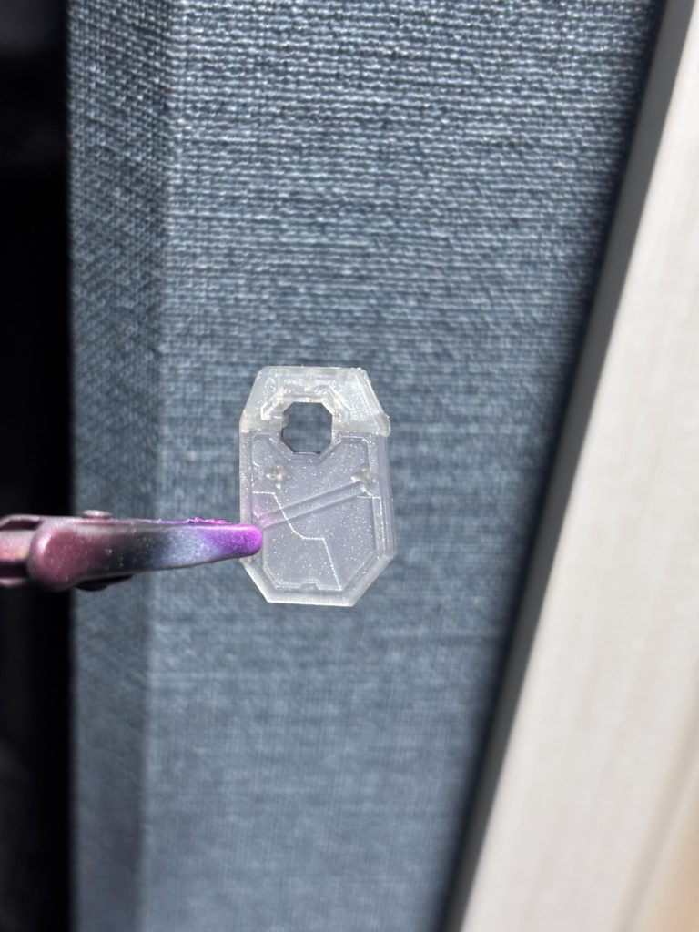 本番1発目。1番目立たないだろうサイドアーマーの内側パーツに塗装。まさかの良い仕上がり具合が後の失敗につながる。結論を先に言うと「裏側ディテールが多い平面パーツ」はキレイに仕上がるのでした😓