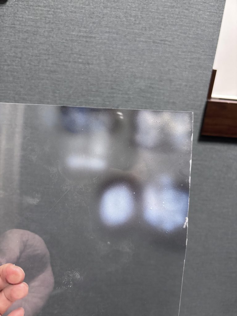 テストピース。ビスマスパール、ムーンストーンパール、ウルトラシルバー、ミラーシルバーの4色を試し吹き。透明プラ板の裏から吹き、さらにその裏から一部からを吹き付けてテスト。結果は・・・どれもあまり変わらん😅というわけで新たに購入したミラーシルバーとウルトラシルバーで本番へ進むことにしました😊何のためのテストかよーわかりませんでした💦