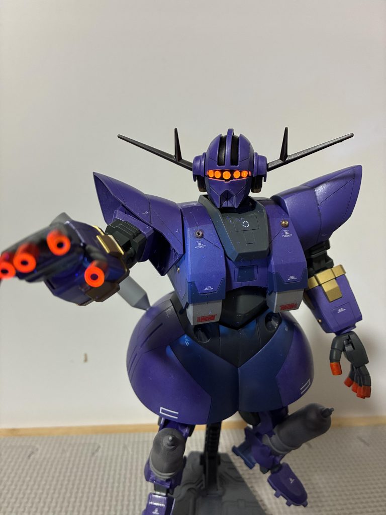 不気味さを演出するため、モノアイを5つ眼にグレードアップ