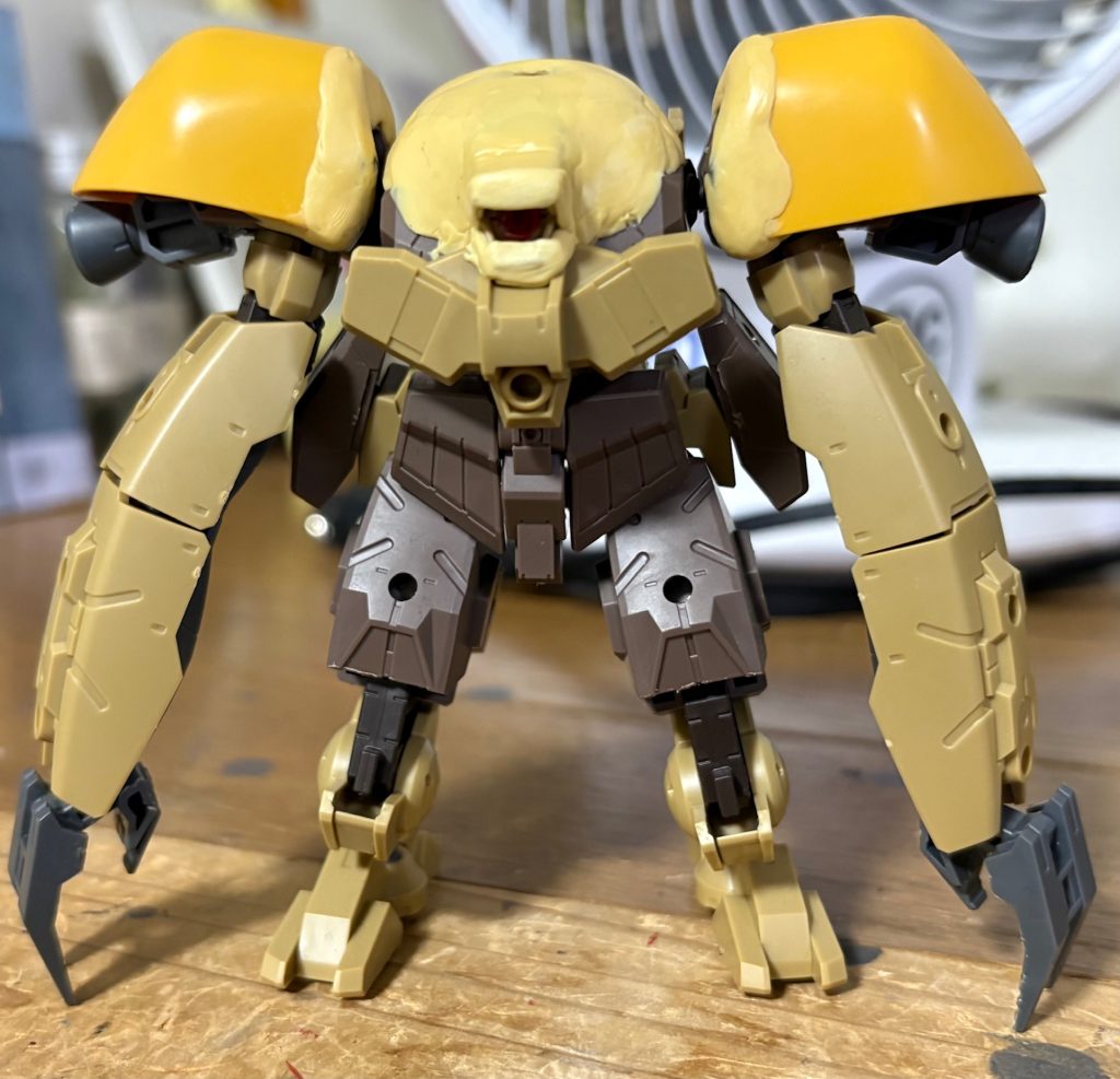 塗装前はこんな感じ。肩アーマーが上手い事ハマったのでその部分と頭部をパテ盛りした。