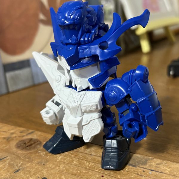 駿河屋で買った武者頑駄無をさっそく作っている。農丸の方は素組みでも完成度が高く、特にいじってはいない。しかし武者マークⅡは肉抜き穴が目立ち、腕が接続ピンによる軸可動なのでほとんど動かない。そこで腕にボールジョイントを仕込み、パテ盛りした。（2枚目）