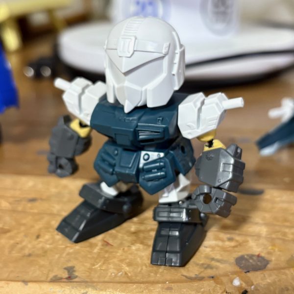 駿河屋で買った武者頑駄無をさっそく作っている。農丸の方は素組みでも完成度が高く、特にいじってはいない。しかし武者マークⅡは肉抜き穴が目立ち、腕が接続ピンによる軸可動なのでほとんど動かない。そこで腕にボールジョイントを仕込み、パテ盛りした。（3枚目）