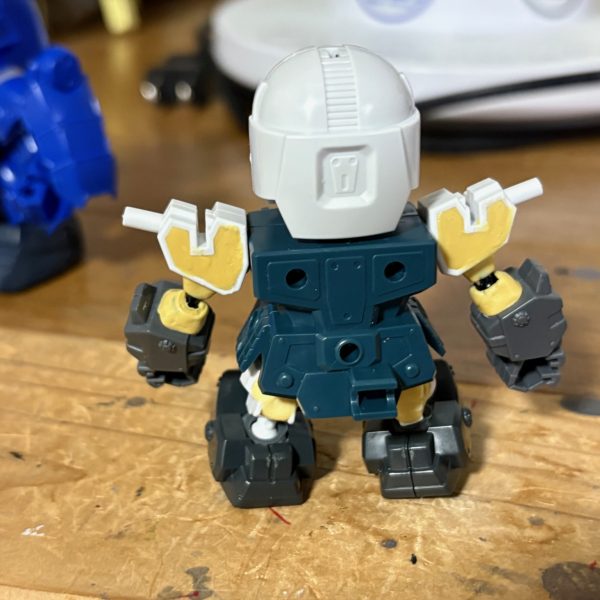 駿河屋で買った武者頑駄無をさっそく作っている。農丸の方は素組みでも完成度が高く、特にいじってはいない。しかし武者マークⅡは肉抜き穴が目立ち、腕が接続ピンによる軸可動なのでほとんど動かない。そこで腕にボールジョイントを仕込み、パテ盛りした。（4枚目）