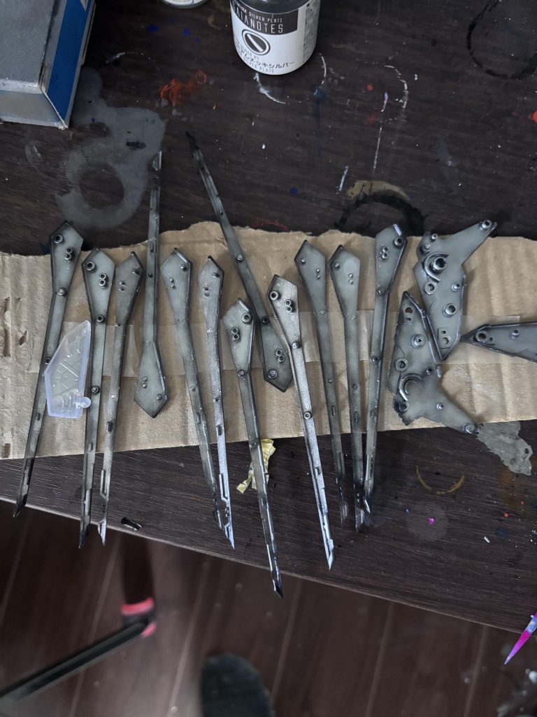 ミラーシルバーは上品な感じに仕上がるが、初挑戦なのでギラギラ目立たせたいので途中からウルトラシルバーに変更。ほぼ全てウルトラシルバーで仕上げました。MGはまだパーツの平面の面積が広くブラシ塗装が楽でした。