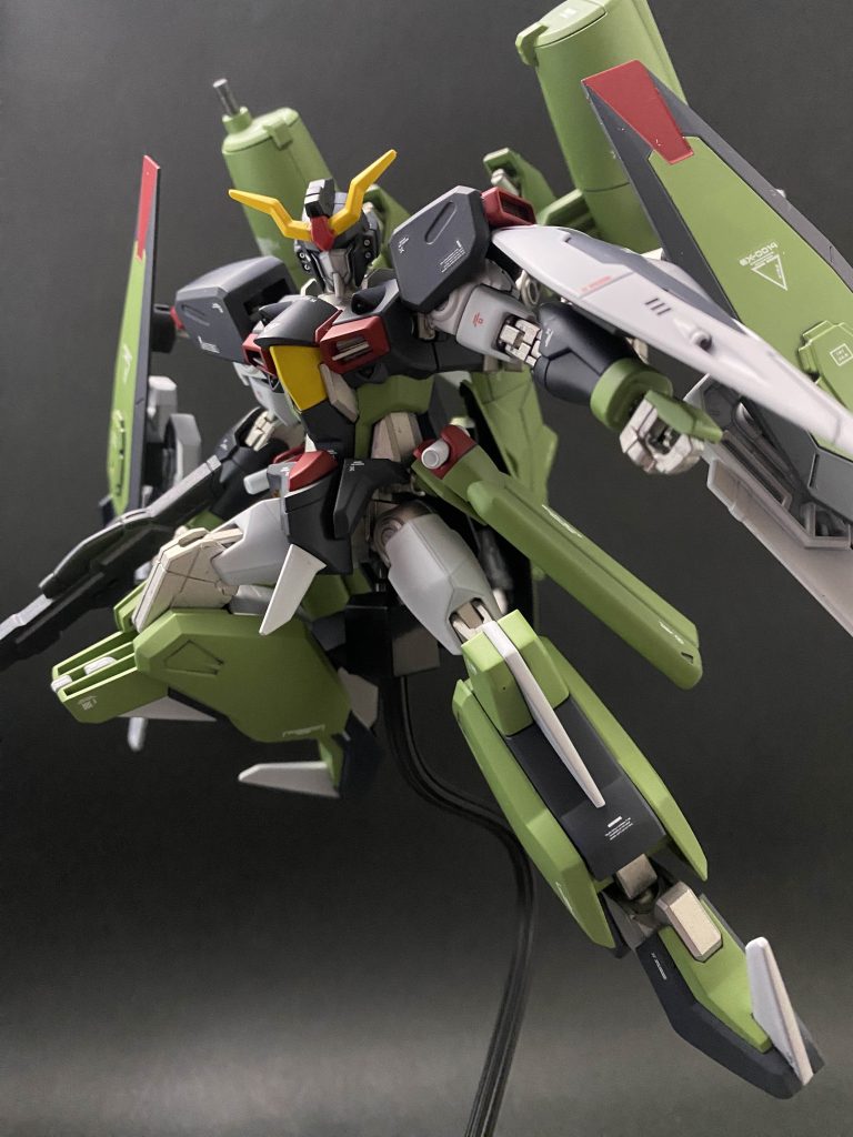 通常MS形態は原型機のカオスの要素を強く引き継いでいて、性能は向上しているものの原型機と同じ高速戦闘用にカスタマイズされたビームライフルとシールドを引き続き装備している。