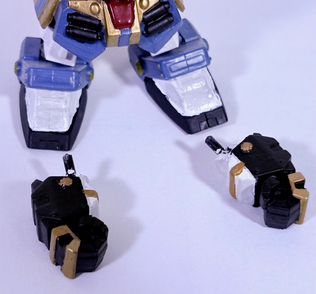 今回の改造ポイントは「腕の可動化」である。このキットは腕が接続ピンによる軸可動となっており、腕を曲げる事ができない。そこでホビーベースのボールジョイントを使って改造した。