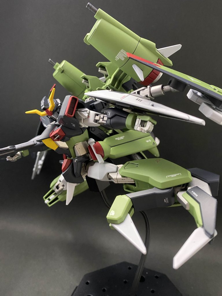 カオスの特徴の一つのビームクロー。ベース機体がイモータルジャスティスの為、蹴撃として使用する場合は原型機のカオスよりも優れている。（ビーム刃作り忘れた・・・！）