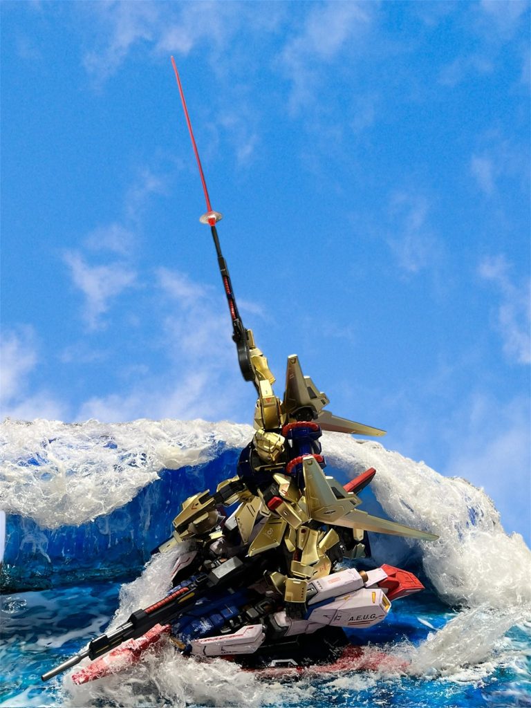 ⑤空間活用⑷空中に向かってビームライフルを放つ百式。このビームの先に見えませんか?ドダイに乗ったハイザックが。或いはギャプランか?アッシマーか?ビームの先を三角形の頂点として配置し、見る人の目線がその先に向かうよう演出し、空間を活用し作品の奥行きを出しました。背景は青空の画像をあてています。