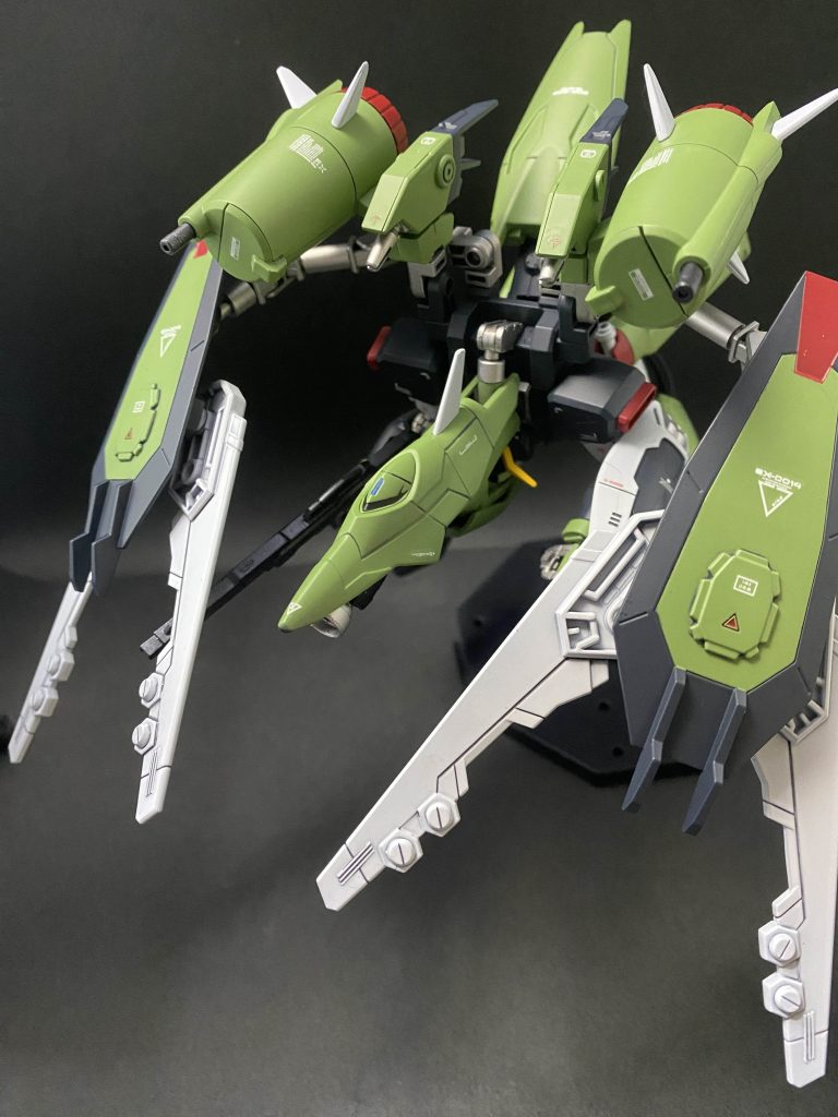 MA形態でも「ゲノツィート・シェーレ」により格闘戦能力が飛躍的に向上したと共に、エネルギー偏向装甲を備えているため。「高加速により敵機の射撃をかわしつつ、エネルギー偏向装甲でビームをはじく」所謂「当てられないのに当たっても効果がない」という非常に厄介な機体となっている。