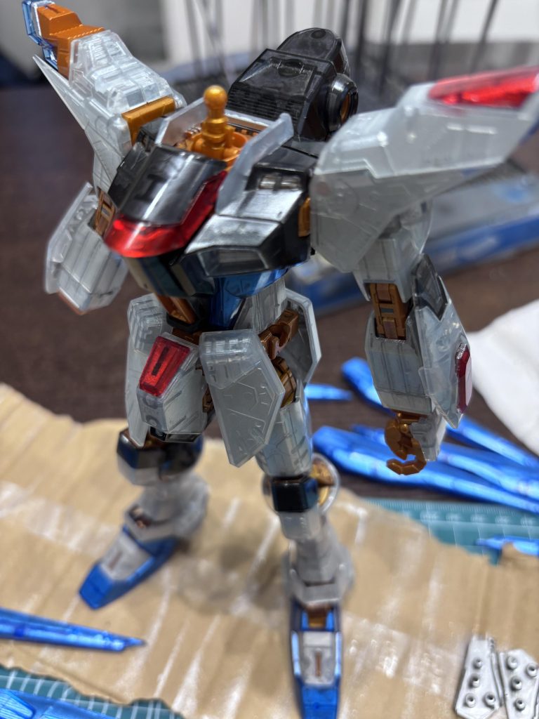 一通り塗装が済み、仮組の状態。透ける💦表面上はきちんと塗れているように見えるのに、透かすと向こう側が見えてしまう😓というわけで分解再塗装へ💦