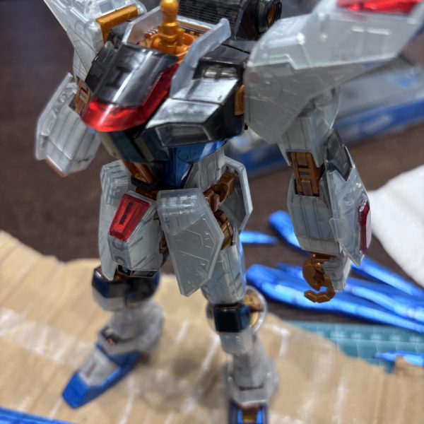 一度組み上げたストフリバラしました。噛み合わせがキツく、何個かパーツ破損しました😱そして裏から塗装しいざ組み立て・・・パズルですか⁉️取説見ないと組めません💦作るのが億劫になってきました😓（2枚目）