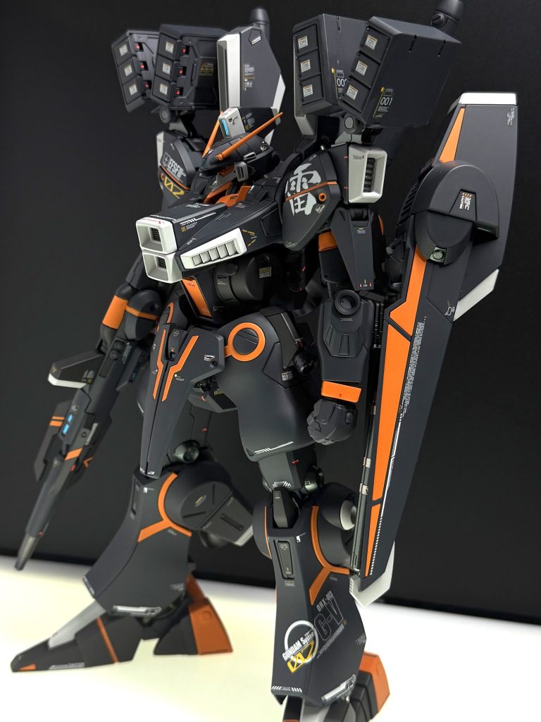 両肩と左脚のデカールワークがイチオシポイント。ガイアのマンダリンオレンジがいい仕事をしています。