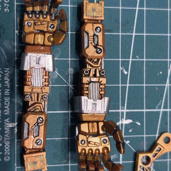 ドラグーン組むのイヤイヤで、フレーム塗り分けてたら妙にテンション上がってしまいました😆スターブライトゴールドで全塗装したフレームにガンメタとシルバーの部分塗装。ファレホはマジックリンで落ちるので、ざっくり塗って細綿棒で落とす・・・そしてマルチブラックでウォッシング・・・たいしたことしてないのに「やりました感」が半端ないです😆まぁ、自己満ですけど😅 （3枚目）