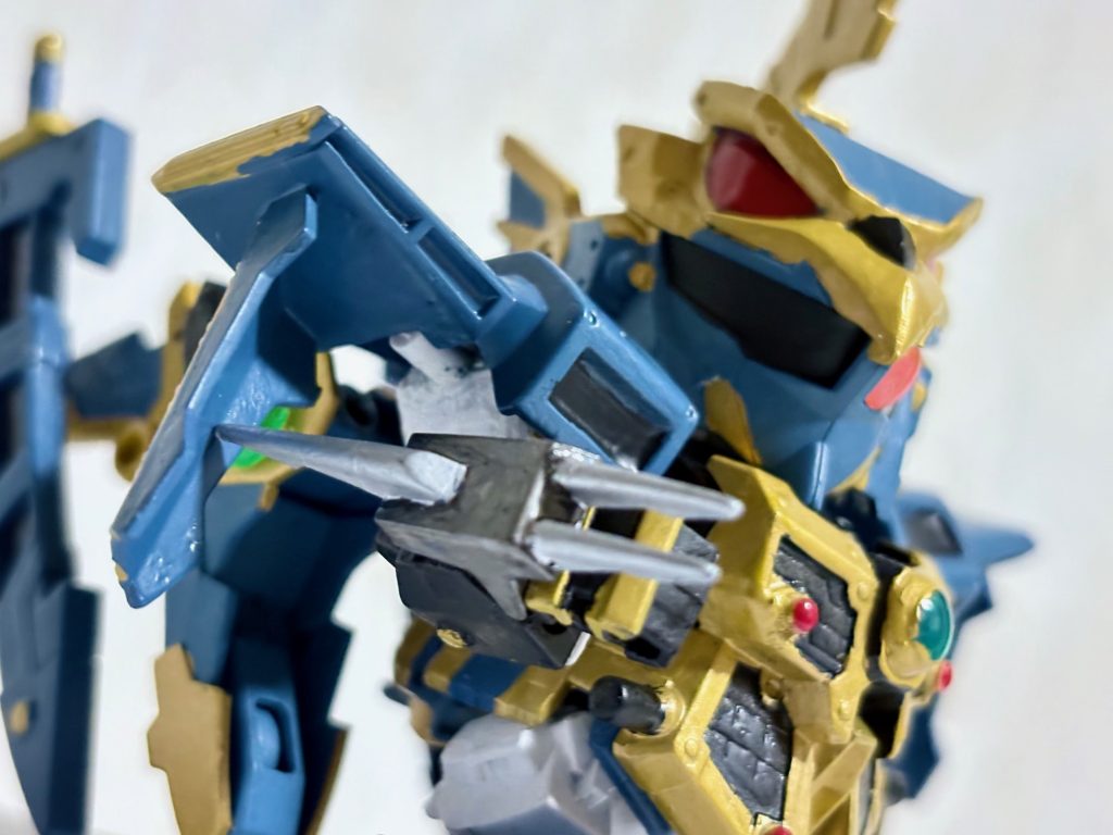 これは飛燕の鳥人拳・鷹爪殺(ちょうじんけん・ようかさつ)。刃先からは鶴嘴千本と呼ばれる針をダーツのように発射する。