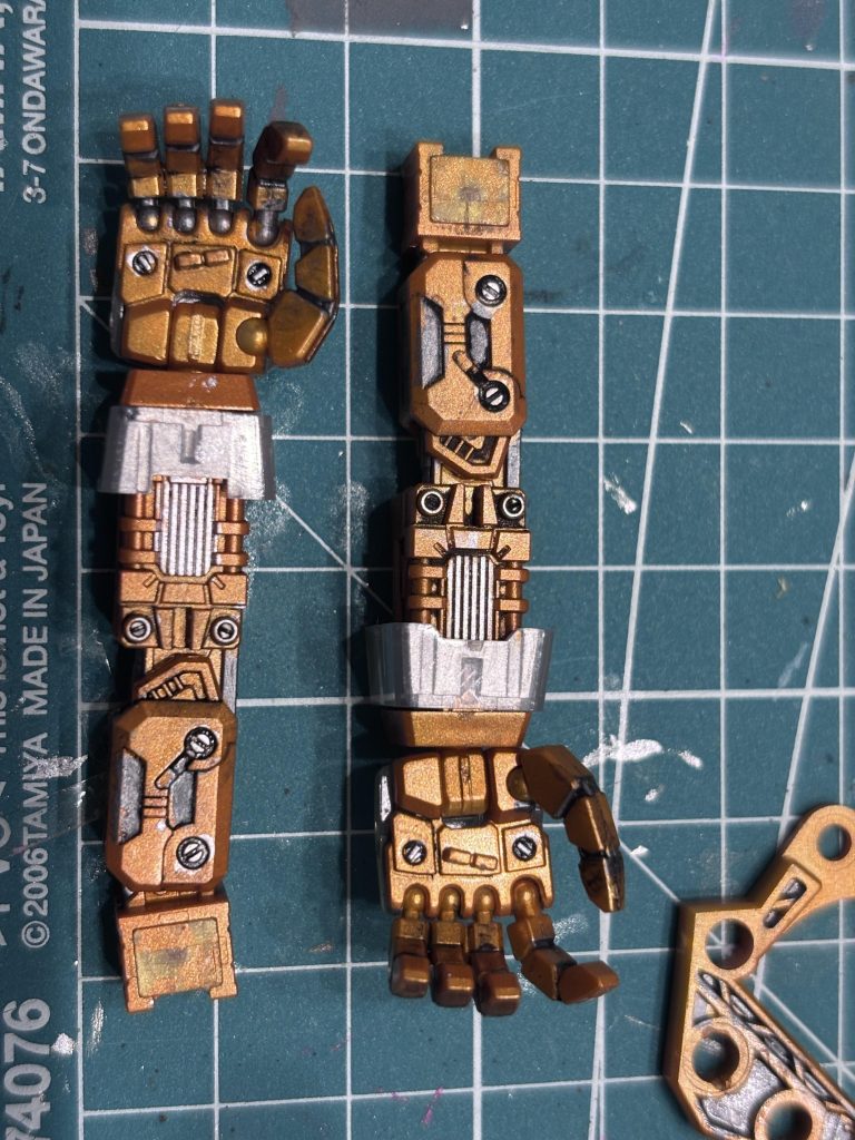 フレームです。下処理もせずスターブライトゴールドぶっパであまりにも雑だったので、フレーム塗り分けることにしました。ファレホとエナメル墨入れです。