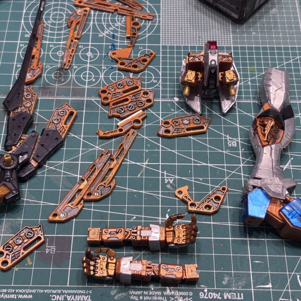 ドラグーン組むのイヤイヤで、フレーム塗り分けてたら妙にテンション上がってしまいました😆スターブライトゴールドで全塗装したフレームにガンメタとシルバーの部分塗装。ファレホはマジックリンで落ちるので、ざっくり塗って細綿棒で落とす・・・そしてマルチブラックでウォッシング・・・たいしたことしてないのに「やりました感」が半端ないです😆まぁ、自己満ですけど😅 （2枚目）