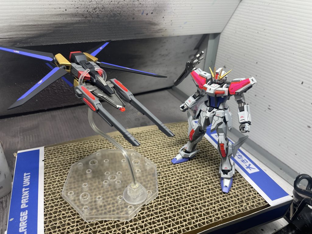 ストライクフリーダムブースターカラーリングはストフリ意識。某youtuberさんの動画見てストフリっぽくできそうと思い、パクらせてもらいました。塗装中は配色微妙かなと思いましたが完成したら意外とよかった。シールドは分離可能、レールガンも分離して腰と肩にマウント可能という設定にしてます。他ブースタードッキング時は支援機として戦闘可能。