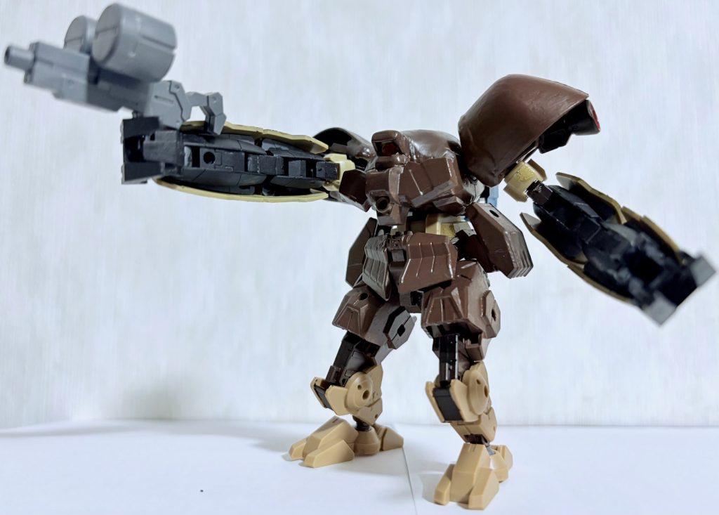 付属のサブマシンガンを手に持たせられる。