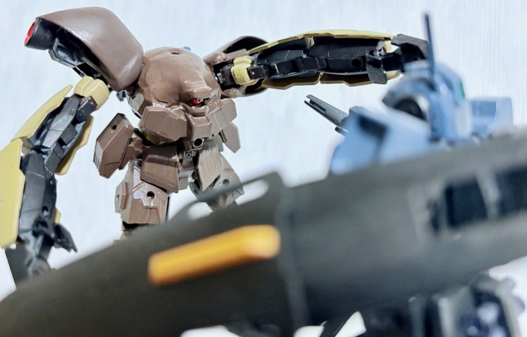 驚異的なスピードとパワーを見せつけ、水中戦に引きずり込み彼女を苦戦させたが、ビームサーベルでモノアイとコクピットを貫かれ敗北した。アメイジングゴッグのネームド・パイロットは一年戦争を生き抜いたコーカ・ラサ(さすがゴックだ、なんともないぜ!の人)である。