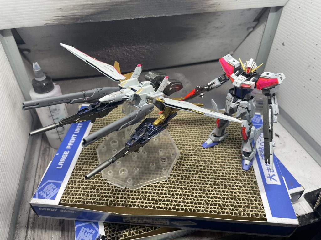 マイティーブースターXビルドブースターとビルドブースターMk2を合体させただけです。ビルドブースターのカラーリングはプラウドディフェンダーを意識。ビルドブースターだけのドッキングも可能でMk2のビームライフルも使用可能という設定です。