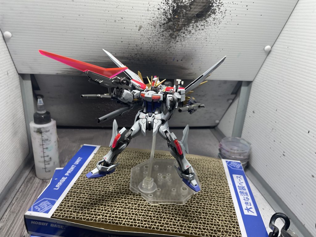 ビルドストライクエクシードギャラクシーマイティーブースターXによるマイティーフルバーストディスラプターと傲慢サンダーは流石に打てないのでブースターの武装での一斉射撃ができます。ストライクフリーダムブースターのレールガンを肩につけて火力を上げるのも可能。ビルドブースターのウイングにより反動を大幅に減らすことができます。