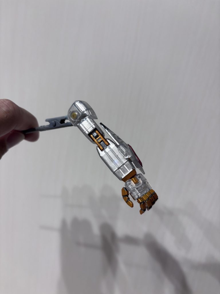 思案した結果、ウルトラシルバーの上からファレホゲームカラーのシルバーをがガシガシに塗装。はみ出してもお構いなし。水拭きで落とす。乾いたあとはマジックリンで落とす。面倒な時は爪でこすり落とす笑というわけで裏打ち完成です。