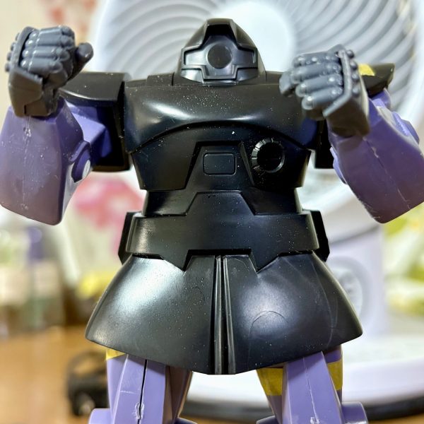 仮組みして1ヵ月近く放置していたリック・ドムをようやく改造する機会ができた。まずは腕の部分にジョイントを通してグリグリ動かせるようにした。ハンドパーツはコトブキヤの「MSG　丸指ハンドB」を使用。いちおうMG用だがリック・ドムにピッタリだった(gandam-hand2)肩の付け根と頭部等は明日以降制作予定(zaku-kao5)（4枚目）