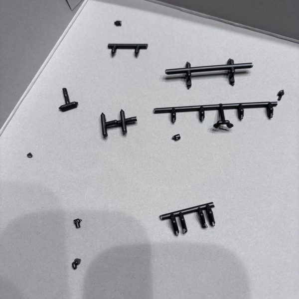 RGνガンダムのフレームを、いっきにランナー塗装する為に朝からパチパチニッパーでランナーを切断中。ふたに切り落としたランナーを集めてみると・・・これ、ディテールアップに使えそう、ジオラマに使えないかな？と、宝の山に夢が膨らみます😆だがしかし、妻から見ると、ただのゴミの山なんでしょうね😅（2枚目）