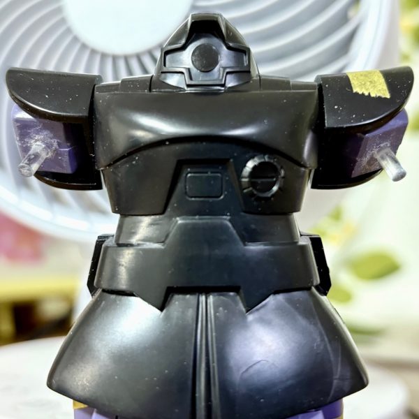 仮組みして1ヵ月近く放置していたリック・ドムをようやく改造する機会ができた。まずは腕の部分にジョイントを通してグリグリ動かせるようにした。ハンドパーツはコトブキヤの「MSG　丸指ハンドB」を使用。いちおうMG用だがリック・ドムにピッタリだった(gandam-hand2)肩の付け根と頭部等は明日以降制作予定(zaku-kao5)（2枚目）