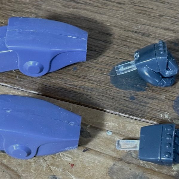 仮組みして1ヵ月近く放置していたリック・ドムをようやく改造する機会ができた。まずは腕の部分にジョイントを通してグリグリ動かせるようにした。ハンドパーツはコトブキヤの「MSG　丸指ハンドB」を使用。いちおうMG用だがリック・ドムにピッタリだった(gandam-hand2)肩の付け根と頭部等は明日以降制作予定(zaku-kao5)（3枚目）